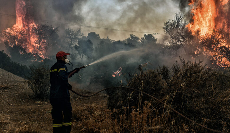 Μεγάλη φωτιά στο Λουτράκι: Ολονύχτια μάχη για να κρατηθεί μακριά από τα διυλιστήρια