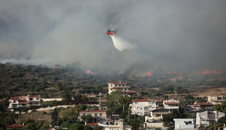 Φωτιές σε Αττική και Κορινθία: Επικίνδυνα 112 κτίρια και ακατάλληλα άλλα 102