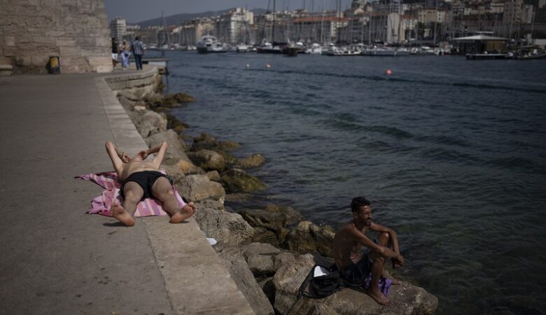 Γαλλία: «Λιώνουν» από τον καύσωνα κάτοικοι, τουρίστες και εργαζόμενοι στα νότια της χώρας
