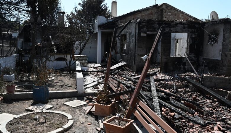 Πυρκαγιές σε Αττική και Κορινθία: Μέχρι στιγμής 60 κτίρια έχουν χαρακτηριστεί επικίνδυνα για χρήση