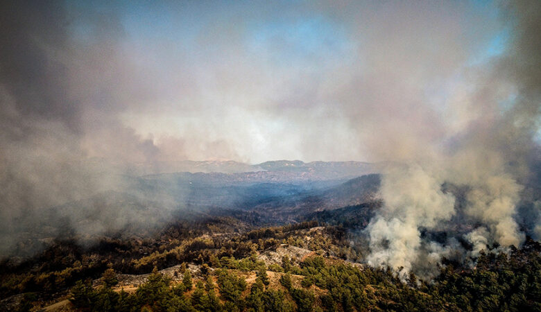 Εκπρόσωπος Τύπου της Πυροσβεστικής για τις φωτιές: Τα μέτωπα σε Δερβενοχώρια και Λουτράκι πάνε καλά – Καλή εικόνα και στη Ρόδο