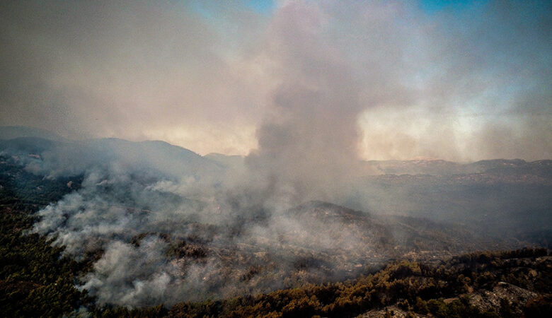 Φωτιά στη Ρόδο: Μάχη με τις αναζωπυρώσεις δίνουν οι πυροσβεστικές δυνάμεις