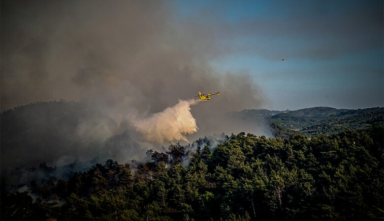 Μεγάλη φωτιά στη Ρόδο: Σε εξέλιξη επιχειρήσεις σε τρία πύρινα μέτωπα – Βοήθεια και από την Τουρκία με 2 αεροπλάνα