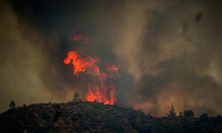 Φωτιά στην Κορινθία: Εξακολουθεί να καίει σε δύσβατη περιοχή προς Επίδαυρο – Μάχη δίνουν οι επίγειες δυνάμεις