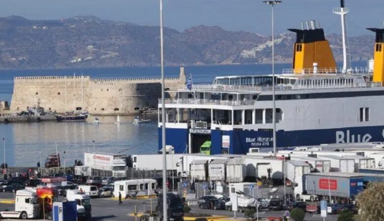 Λιμενικοί έσωσαν 21χρονη που βούτηξε στο λιμάνι του Ηρακλείου ενώ έδενε πλοίο