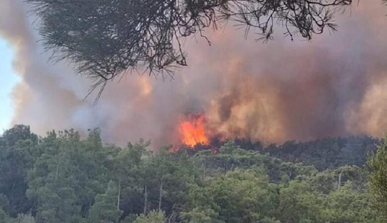 Η εικόνα από τις πυρκαγιές: Δεν υπάρχει ενεργό μέτωπο στη Δυτική Αττική, αλλά στη Ρόδο είναι σε εξέλιξη – Σε ύφεση η φωτιά στη Λακωνία