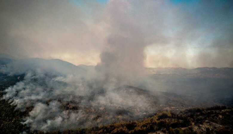 Δεν έχει τέλος ο πύρινος εφιάλτης: Αναζωπύρωση στο Βάτι της Ρόδου, δύσκολη η κατάσταση στην Κάρυστο – Ανεξέλεγκτη η φωτιά στην Κέρκυρα