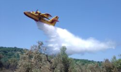 Φωτιά στον Ασπρόπυργο – Καίει σε χαμηλή βλάστηση
