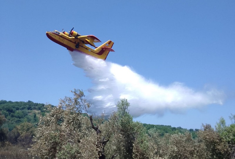 Κεφαλονιά: Μαίνεται η φωτιά που εκδηλώθηκε το βράδυ της Κυριακής στο νησί