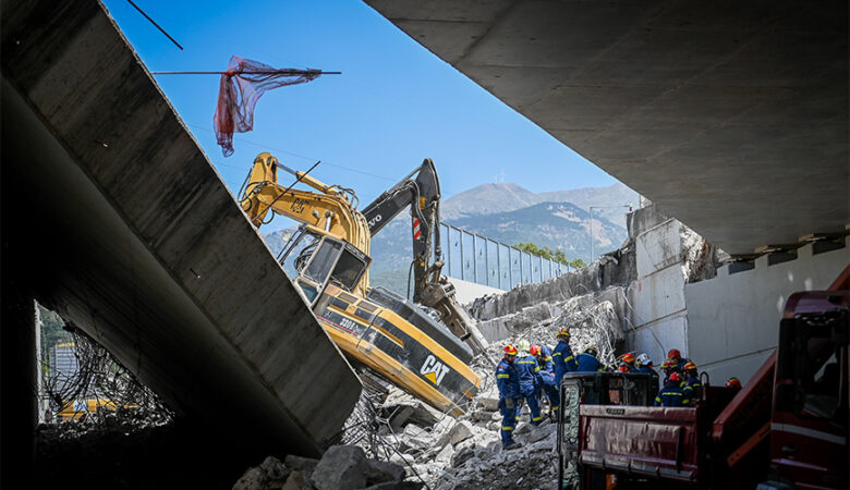 Κατάρρευση γέφυρας στην Πάτρα: Αγωνία για τυχόν εγκλωβισμένους στα συντρίμμια – Μαρτυρίες πως ακούγονταν φωνές
