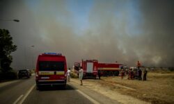 Φωτιά στη λεωφόρο Μαρκοπούλου στο Κορωπί – Διεκόπη η κυκλοφορία