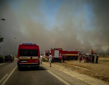 Συναγερμός για φωτιά κοντά σε σχολεία στο Πλατάνι Πατρών