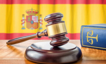 Ισπανικό δικαστήριο αθώωσε Βρετανό έφηβο που έλεγε διαδικτυακά ότι θα ανατινάξει το αεροπλάνο που θα επιβιβαζόταν