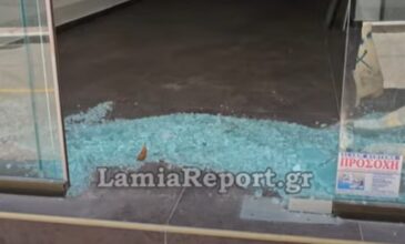 Λαμία: Τζαμαρία καταστήματος έγινε θρύψαλα εξαιτίας της ζέστης – Δείτε το βίντεο