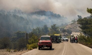Μεγάλη φωτιά στη Ρόδο: Προληπτική εκκένωση των χωριών Γεννάδι, Λαχανιά και της περιοχής Πλημμύρι