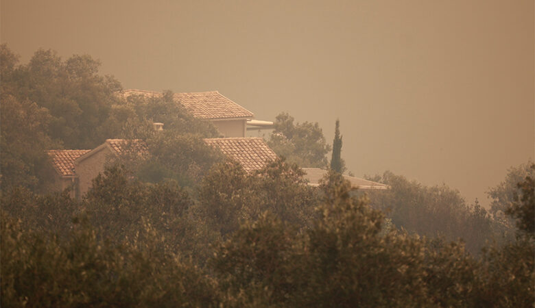 Χάος με τις πυρκαγιές: Εκκενώνεται το Βάτι στη Ρόδο – Εκκενώθηκε το χωριό Λούτσες στην Κέρκυρα, κινδυνεύουν κατοικίες