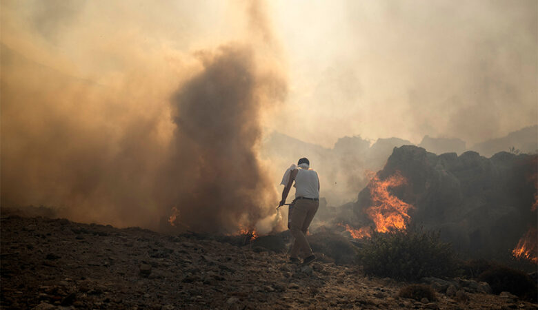 Μαίνονται οι πυρκαγιές: Εκκενώνεται χωριό στην Κέρκυρα, μεγάλη αναζωπύρωση στη Ρόδο – Αγωνία στην Κάρυστο