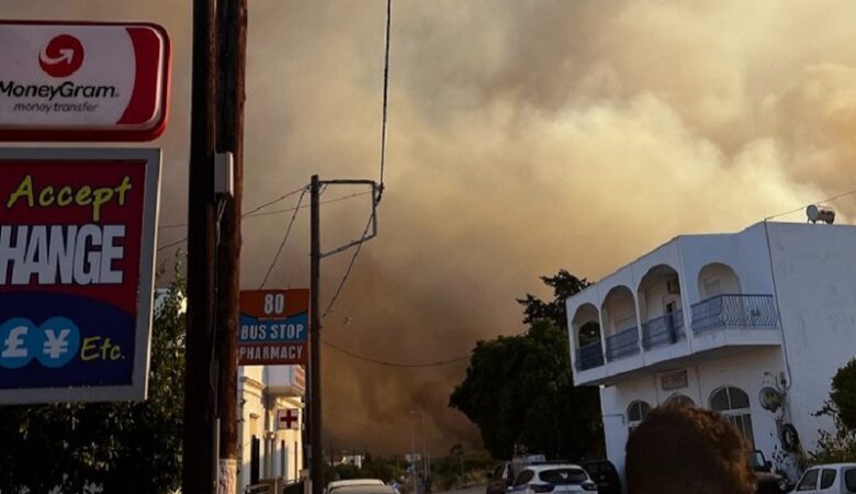 Μεγάλη φωτιά στη Ρόδο: Οι φλόγες διέσχισαν 7 χλμ. σε λιγότερο από μία ώρα – Απειλείται το Γεννάδι