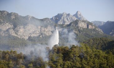 Δασική πυρκαγιά κοντά σε τουριστικό θέρετρο στην νότια Τουρκία