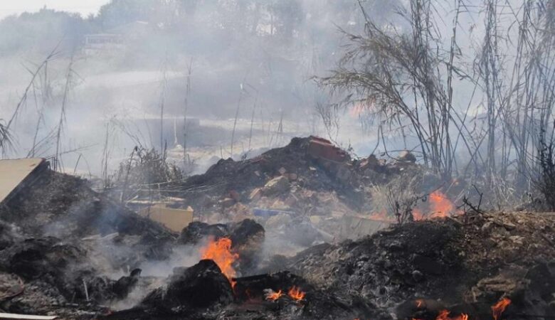 Φωτιά σε έκταση με μπάζα και σκουπίδια στην περιοχή Καλαμιά στην Άρτα
