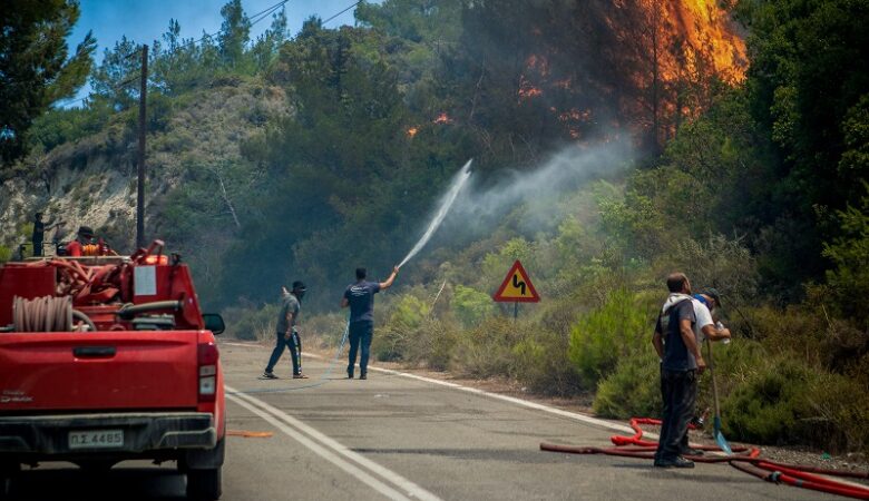 Ροδόπη: Σε εξέλιξη η κατάσβεση της πυρκαγιάς στην Άνω Δροσίνη – Μήνυμα για εκκένωση των περιοχών Μέγα Πιστό και Μίσχο