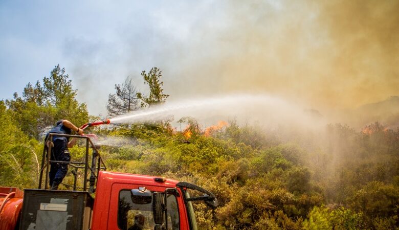 Φωτιά τώρα σε δασική έκταση στο Μαψό Κορινθίας – Σηκώθηκαν και εναέρια μέσα