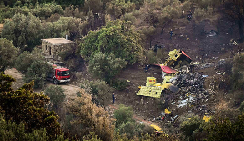 Θρήνος για τους δύο πιλότους του Canadair που σκοτώθηκαν: Πόσα δευτερόλεπτα είχαν για να αντιδράσουν – «Μάλλον έπαθε ζημιά και το πηδάλιο»