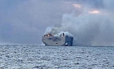 Ολλανδία: Σε νέα προσωρινή τοποθεσία ρυμουλκήθηκε το φλεγόμενο φορτηγό πλοίο ανοιχτά των ακτών