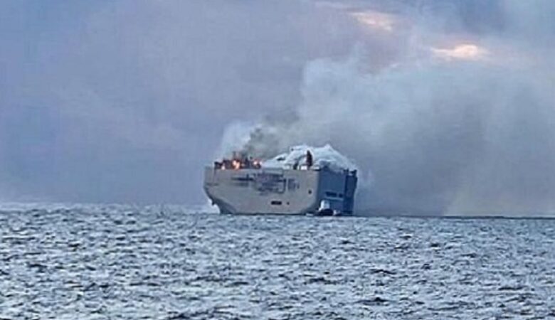 Ολλανδία: Φωτιά σε φορτηγό πλοίο που μεταφέρει 3.000 αυτοκίνητα – Μπορεί να διαρκέσει ημέρες