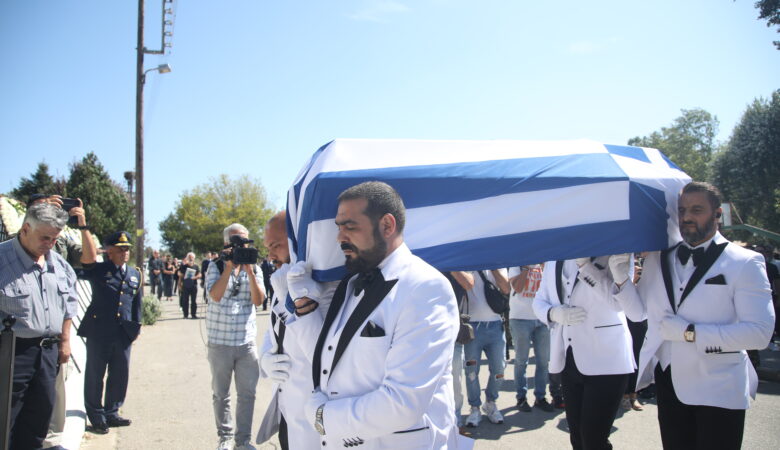 Συντριβή Canadair στην Κάρυστο: Σε κλίμα οδύνης η κηδεία του 27χρονου ανθυποσμηναγού Περικλή Στεφανίδη