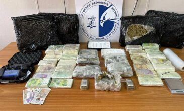 Εντοπίστηκαν σε ειδική κρύπτη σε σπίτι στην Αθήνα ναρκωτικά, οπλισμός και πάνω από 600.000 ευρώ