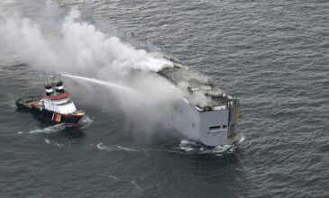 Ολλανδία: Πυροσβέστες ανέβηκαν για πρώτη φορά στο φλεγόμενο φορτηγό πλοίο Fremantle Highway