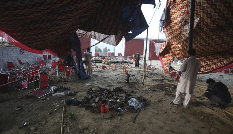 Πακιστάν: Το Ισλαμικό Κράτος ανέλαβε την ευθύνη για την πολύνεκρη βομβιστική επίθεση αυτοκτονίας σε προεκλογική συγκέντρωση