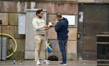 Σουηδία: Δύο άνδρες έκαψαν αντίτυπο του κορανίου μπροστά στο Κοινοβούλιο
