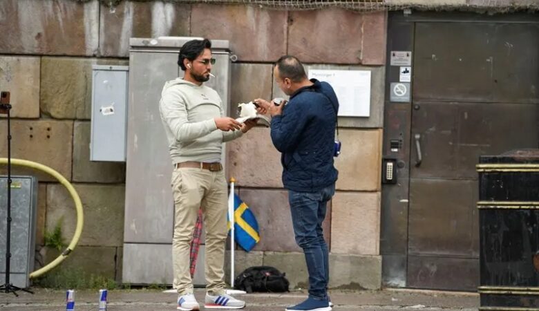 Σουηδία: Δύο άνδρες έκαψαν αντίτυπο του κορανίου μπροστά στο Κοινοβούλιο