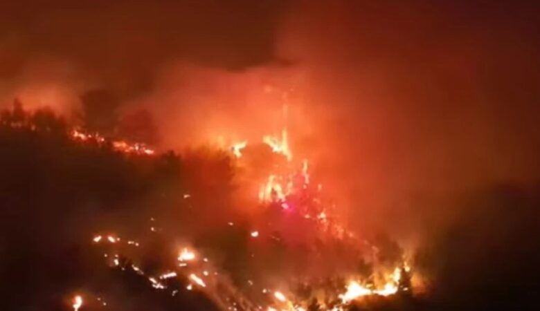 Φωτιά στη Χίο: Εκκενώθηκαν δύο χωριά αργά τη νύχτα – Η πυρκαγιά ξεκίνησε από τροχαίο ατύχημα