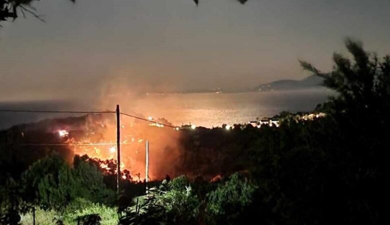 Φωτιά κοντά σε κατοικημένη περιοχή στην Κεφαλονιά