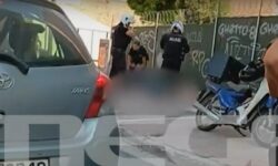 Η στιγμή που ο ληστής στον Κολωνό δέχεται πυροβολισμούς και πέφτει στο έδαφος