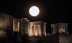 Εντυπωσιακή η υπερπανσέληνος του Αυγούστου – Δείτε φωτογραφίες από το «Φεγγάρι του Οξύρρυγχου»
