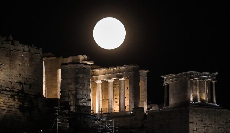 Εντυπωσιακή η υπερπανσέληνος του Αυγούστου – Δείτε φωτογραφίες από το «Φεγγάρι του Οξύρρυγχου»