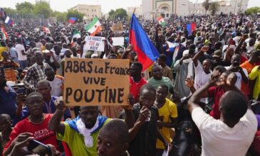 Πραξικόπημα στον Νίγηρα: Oι στρατιωτικοί που κατέλαβαν την εξουσία κατηγορούν τη Γαλλία πως θέλει να «επέμβει στρατιωτικά»
