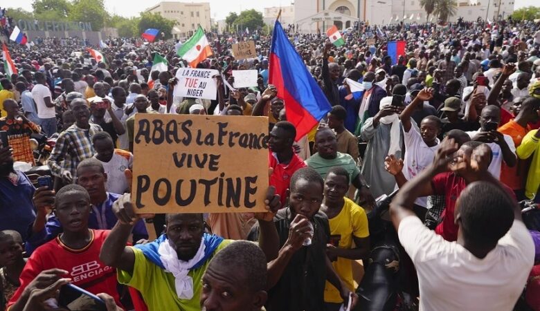 Πραξικόπημα στον Νίγηρα: Oι στρατιωτικοί που κατέλαβαν την εξουσία κατηγορούν τη Γαλλία πως θέλει να «επέμβει στρατιωτικά»