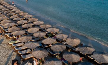 «Κίνημα της Πετσέτας»: Καταγγελίες για σωματοφύλακες στις παραλίες και ξαπλώστρες στο κύμα με 120 ευρώ