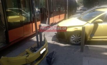 Ταξί έπεσε πάνω σε συρμό του Τραμ στο κέντρο του Πειραιά