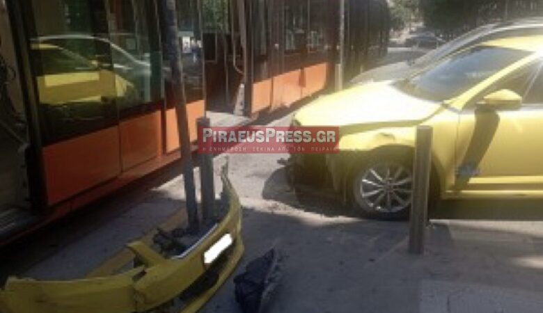 Ταξί έπεσε πάνω σε συρμό του Τραμ στο κέντρο του Πειραιά