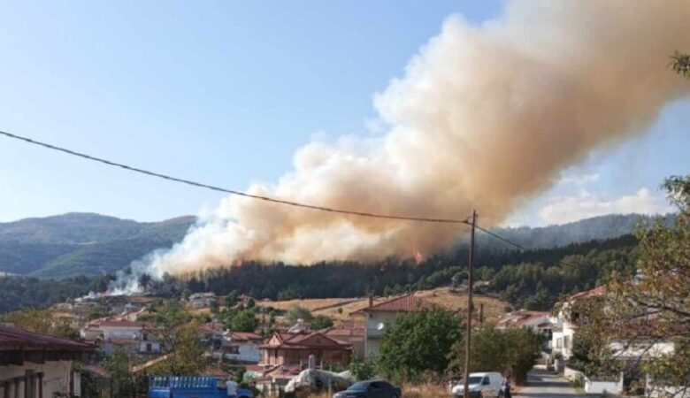 Μαίνεται η μεγάλη φωτιά σε δασική έκταση κοντά σε κατοικημένη περιοχή στην Δεσκάτη Γρεβενών