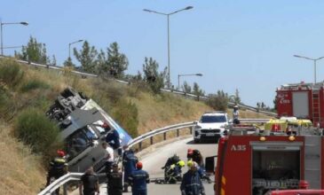 Φορτηγό ανατράπηκε στην Περιφερειακή της Θεσσαλονίκης – Εγκλωβίστηκε ο οδηγός