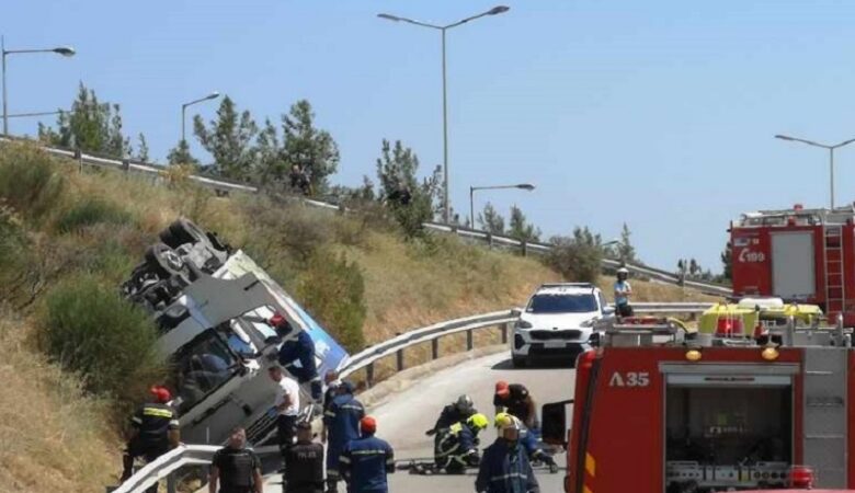 Φορτηγό ανατράπηκε στην Περιφερειακή της Θεσσαλονίκης – Εγκλωβίστηκε ο οδηγός