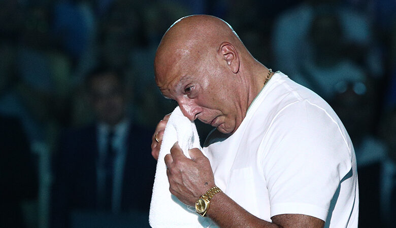 «Λύγισε» και ξέσπασε σε δάκρυα ο κορυφαίος Έλληνας μπασκετμπολίστας Νίκος Γκάλης στην τελετή βράβευσής του