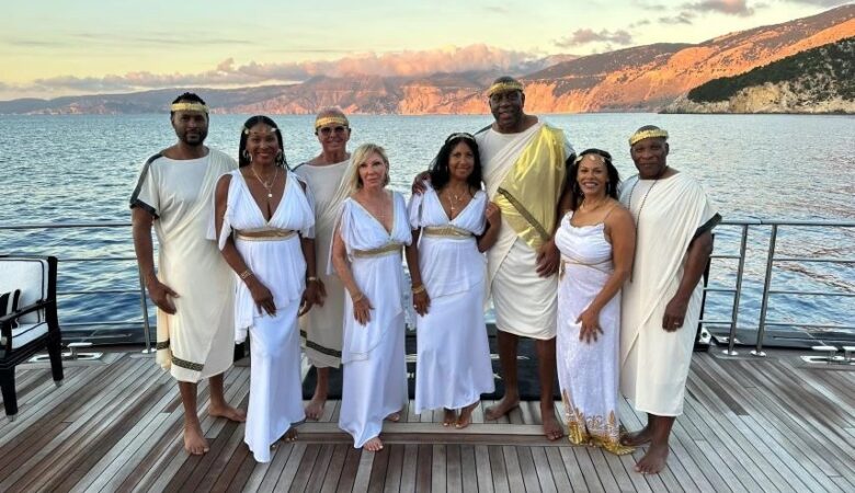Ο Μάτζικ Τζόνσον στην Κεφαλονιά: Ντυμένος σαν «Έλληνας θεός» – «Δεν υπάρχει μεγαλύτερη συγκίνηση από το να βλέπω όμορφες ακτές, ειδικά σε μια χώρα όπως η Ελλάδα»